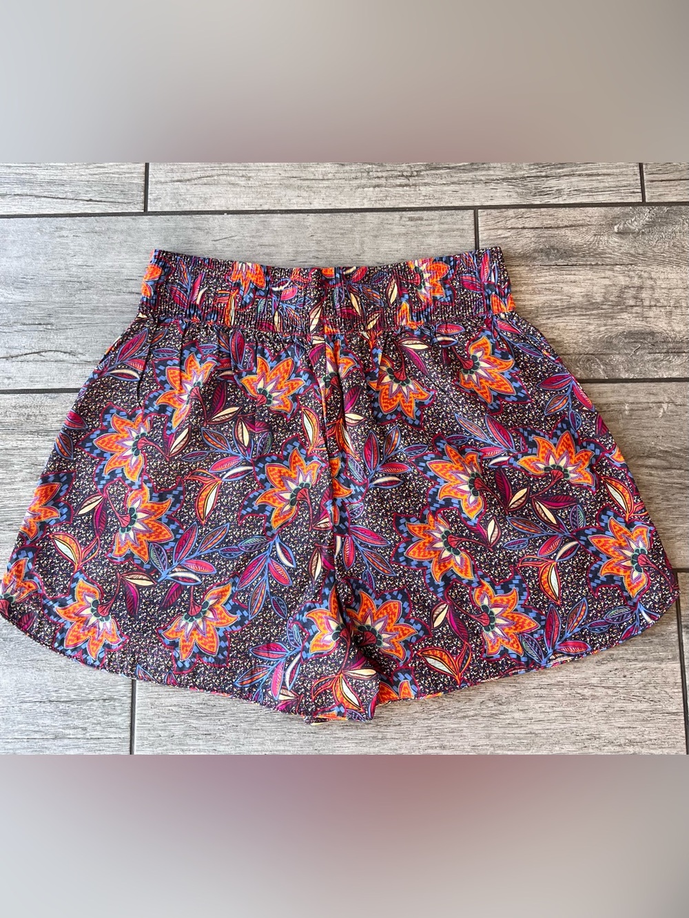 Travis Mathew NWT Women's Savanna Short Size Medium Flowy Floral Golf Beach Wear - Picture 11 of 11